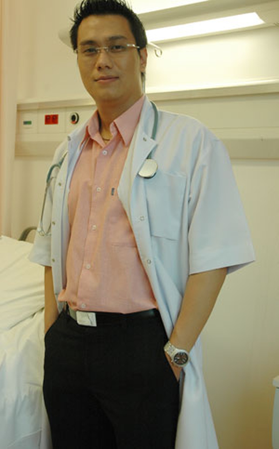 Ngắm Việt Anh, Nhã Phương, Việt Hương và loạt sao hoá thân thành bác sĩ - 5 Ngắm Việt Anh, Nhã Phương, Việt Hương và loạt sao hoá thân thành bác sĩ - 5