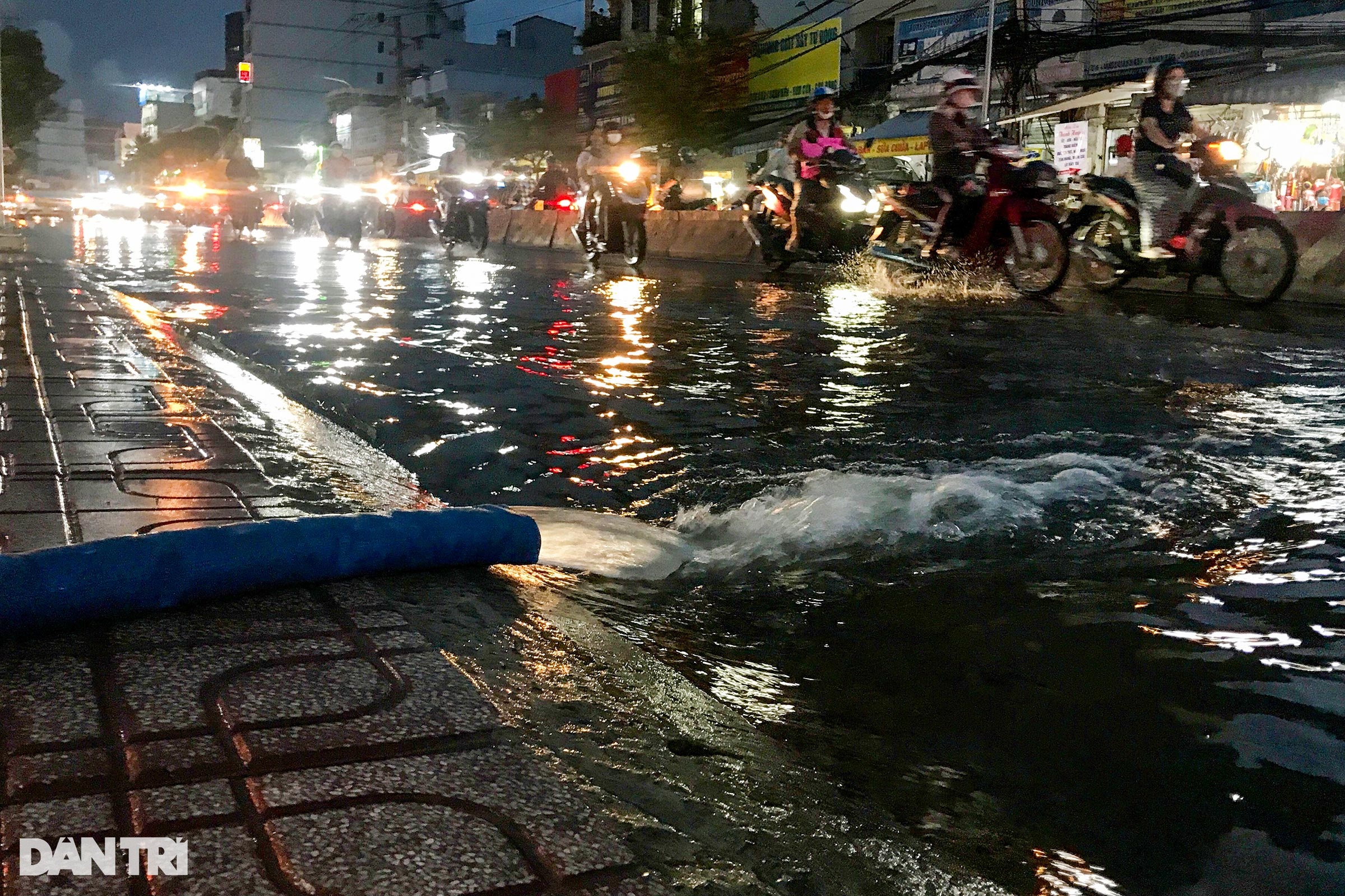 Triều cường đạt đỉnh, người dân TPHCM bơm nước từ nhà ra đường - 2