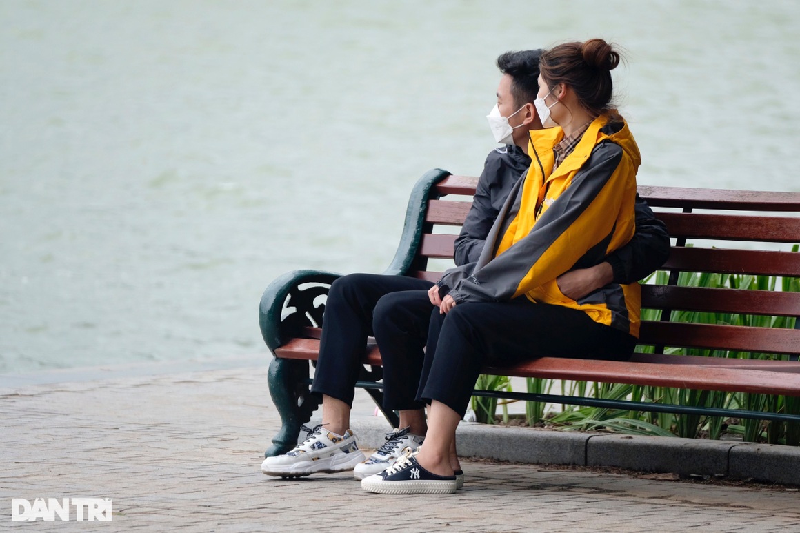 Hà Nội rét đậm, người ra đường phải nép sát nhau, mặc áo mưa tránh gió lạnh - 9 Hà Nội rét đậm, người ra đường phải nép sát nhau, mặc áo mưa tránh gió lạnh - 9