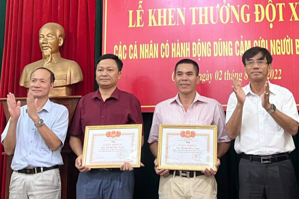 Khen thưởng hai cá nhân cứu 6 học sinh thoát chết khi tắm biển - 2 Khen thưởng hai cá nhân cứu 6 học sinh thoát chết khi tắm biển - 2