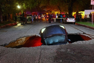 Một phụ nữ được bồi thường 4 triệu USD vì xe ô tô bị rơi xuống hố tử thần