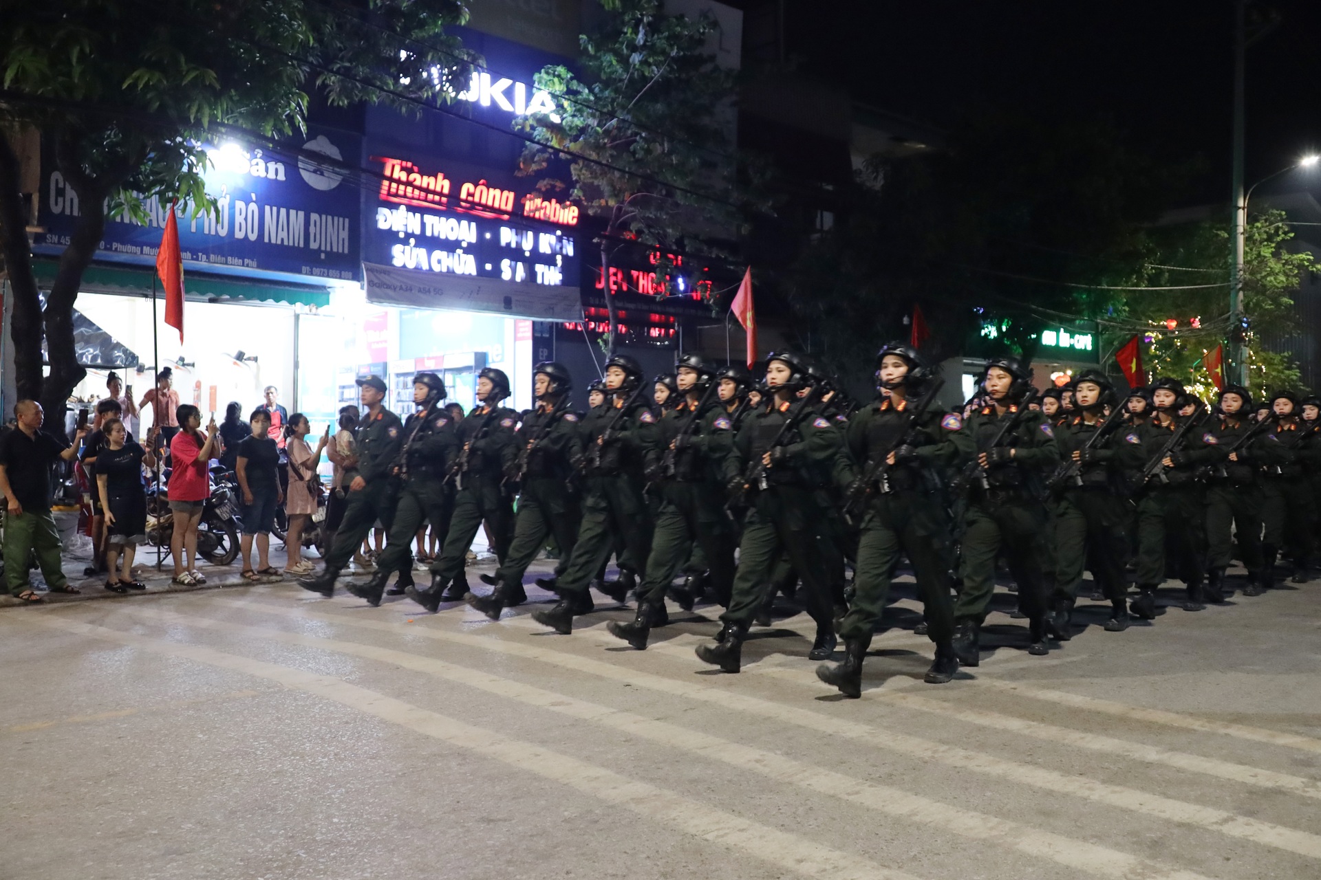 Người dân Điện Biên quạt mát cho các chiến sĩ tập luyện diễu binh giữa đêm - 15 Người dân Điện Biên quạt mát cho các chiến sĩ tập luyện diễu binh giữa đêm - 15