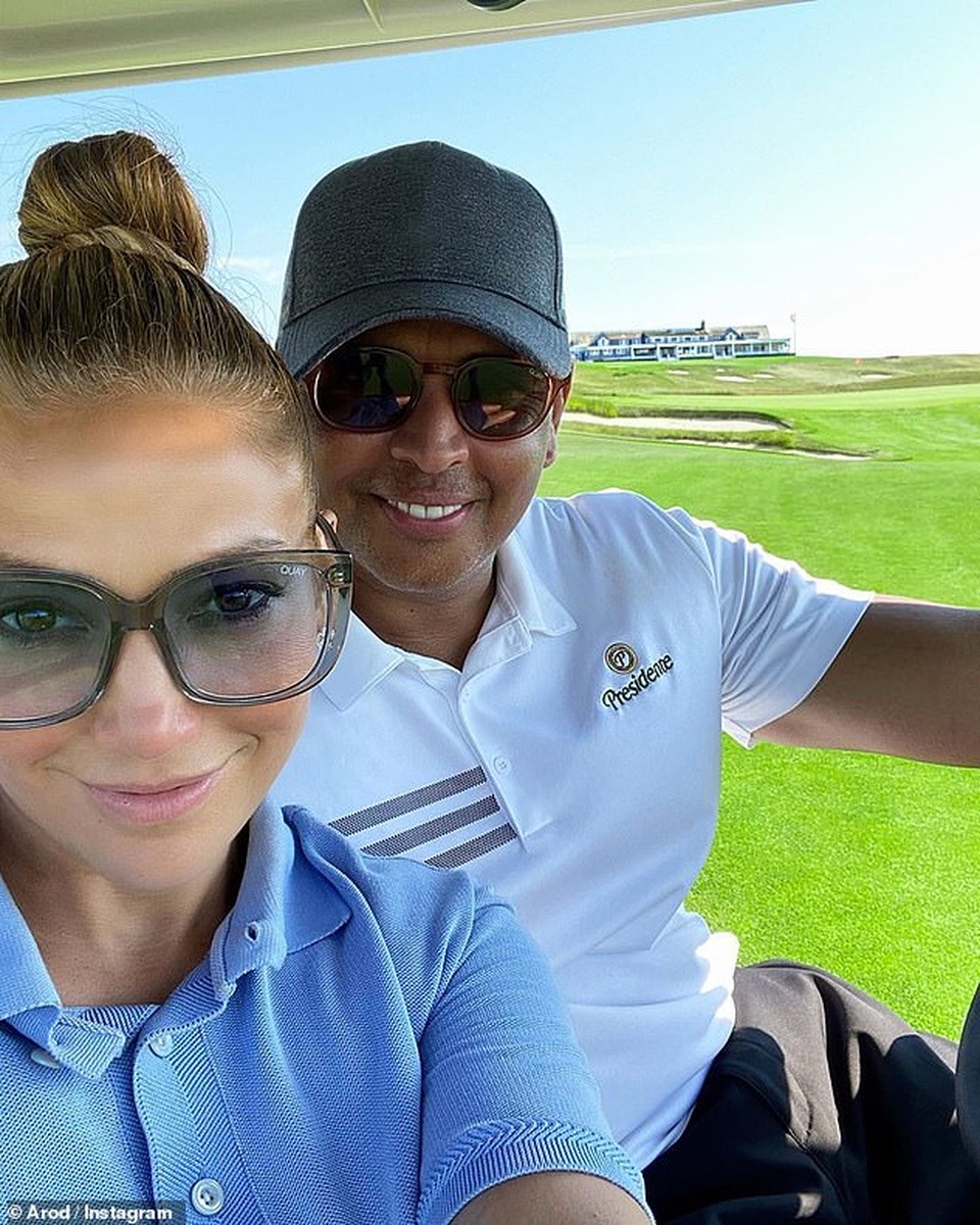 Jennifer Lopez tình tứ hôn bồ trẻ khi đi chơi golf - 6 Jennifer Lopez tình tứ hôn bồ trẻ khi đi chơi golf - 6