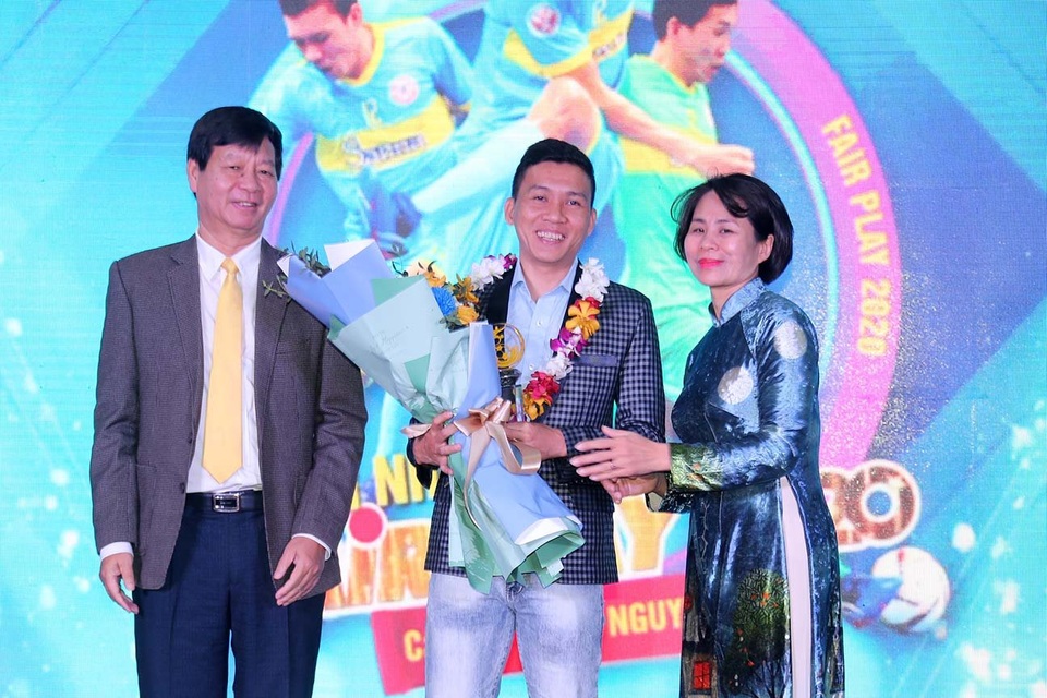 Hồng Duy hụt giải fair-play của bóng đá Việt Nam năm 2020 - 2 Hồng Duy hụt giải fair-play của bóng đá Việt Nam năm 2020 - 2
