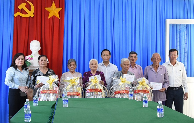 Trao quà cho gia đình có công với cách mạng.
