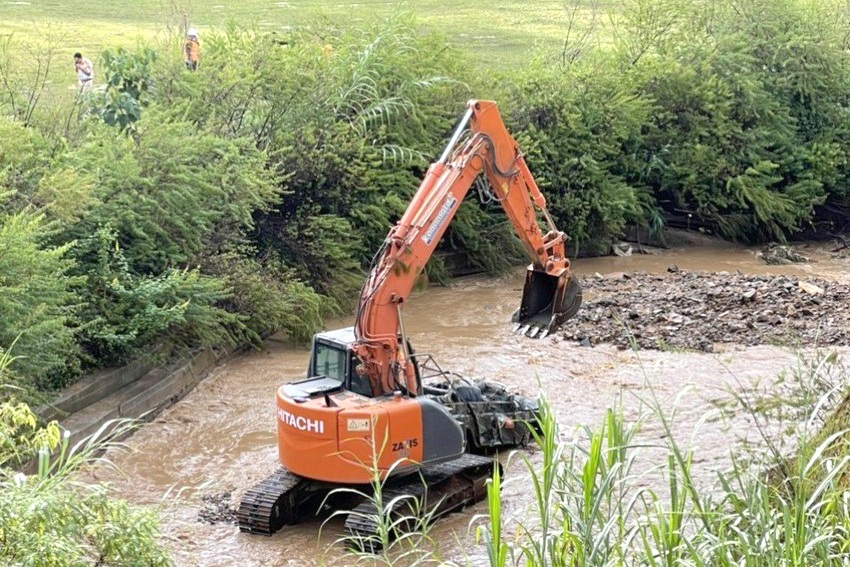 Du khách nước ngoài bị lũ cuốn trôi khi đi tham quan làng Cù Lần - 1