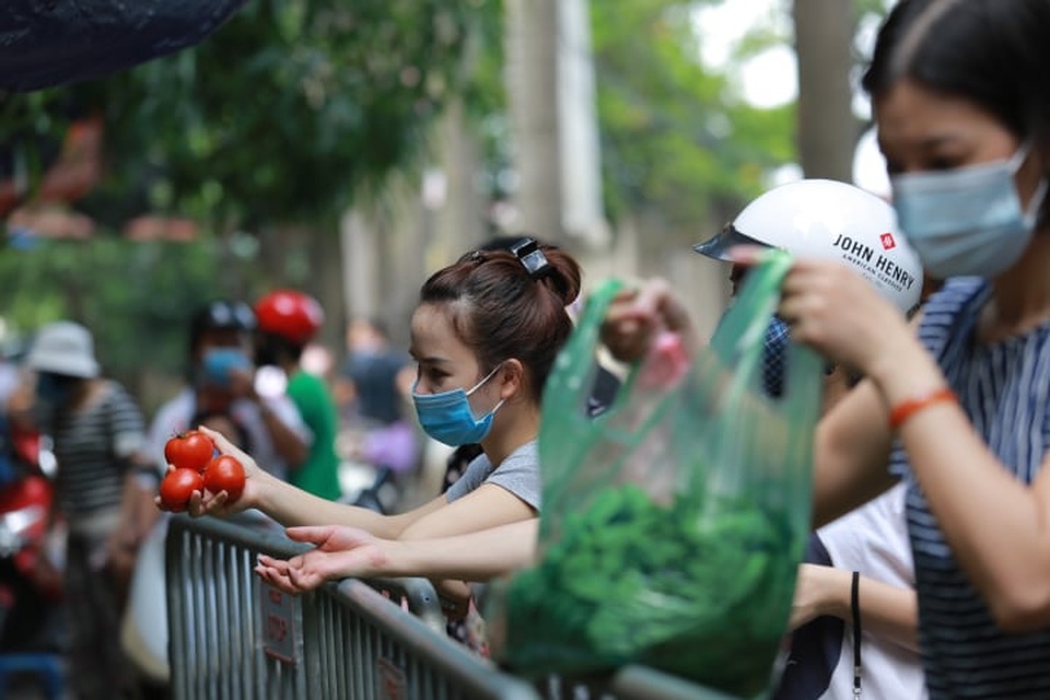 “Phố chợ” Hà Nội lập chốt nhắc nhở, tặng khẩu trang người dân - 7 “Phố chợ” Hà Nội lập chốt nhắc nhở, tặng khẩu trang người dân - 7