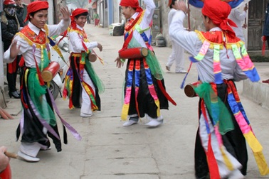 Về hội làng Triều Khúc xem "con đĩ đánh bồng"