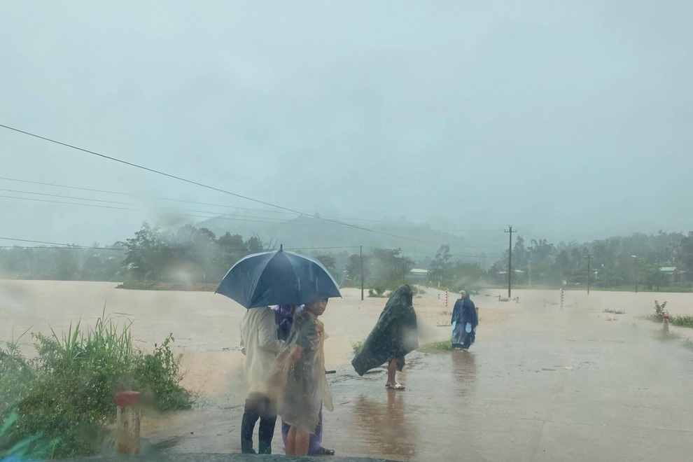 Sạt lở, mưa lũ lớn, Kon Tum sơ tán hàng chục hộ dân - 2