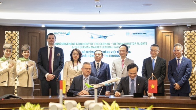 Các đại biểu chứng kiến Lễ ký kết giữa Đại diện Aviareps AG và ông Nguyễn Mạnh Quân - Phó Tổng Giám đốc thường trực Bamboo Airways