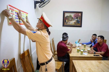 CSGT tới tận quán bia dán áp phích "đã uống rượu bia thì không lái xe"