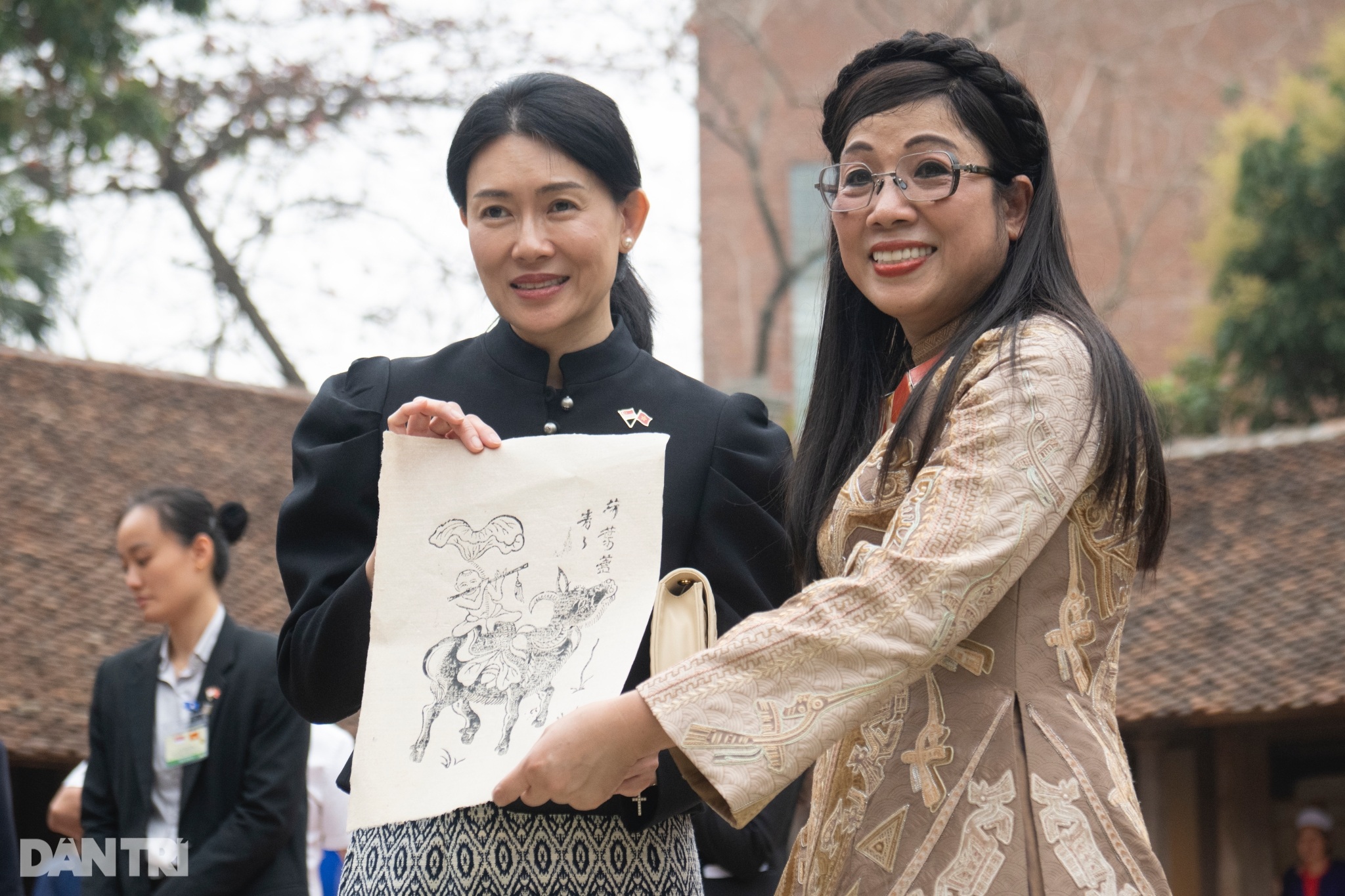 View - Phu nhân Bích Trân và Phu nhân Thủ tướng Singapore đội nón lá, nghe quan họ | Báo Dân trí