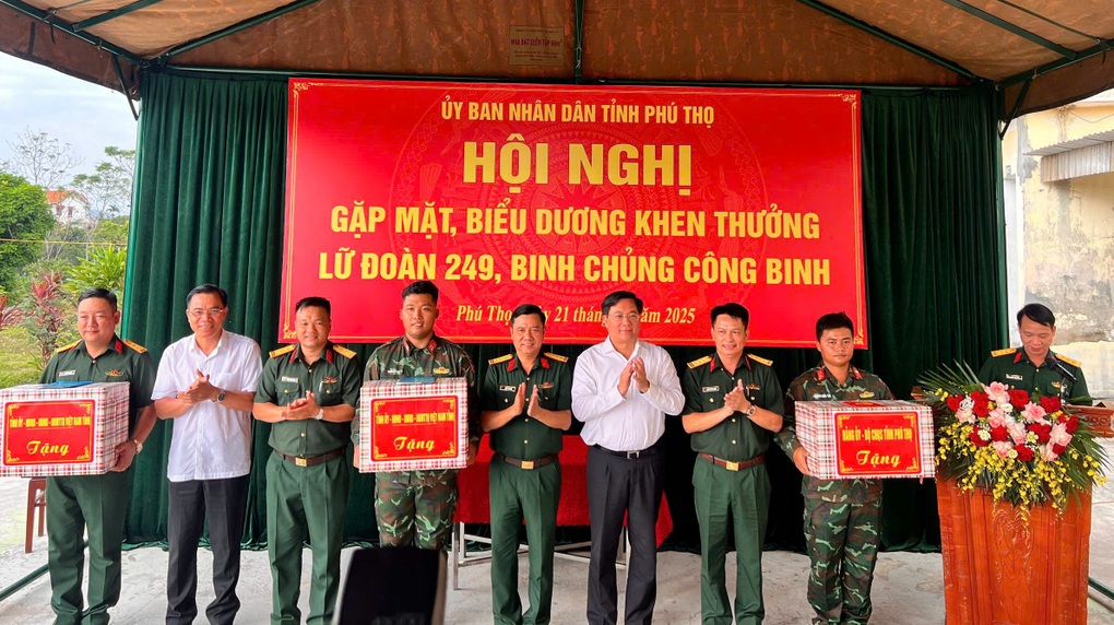 Phú Thọ tặng bằng khen lữ đoàn vận hành cầu phao Phong Châu - 1 Phú Thọ tặng bằng khen lữ đoàn vận hành cầu phao Phong Châu - 1