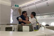 Vì sao khách thương gia "sàm sỡ" cô gái trên máy bay chưa bị xử lý?
