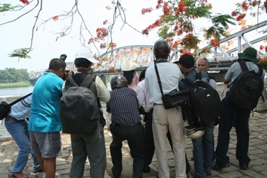 Ngàn lẻ một “dáng” tác nghiệp của nhà báo