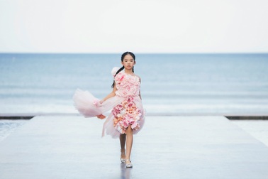 Con gái Xuân Lan tự tin trình diễn thời trang