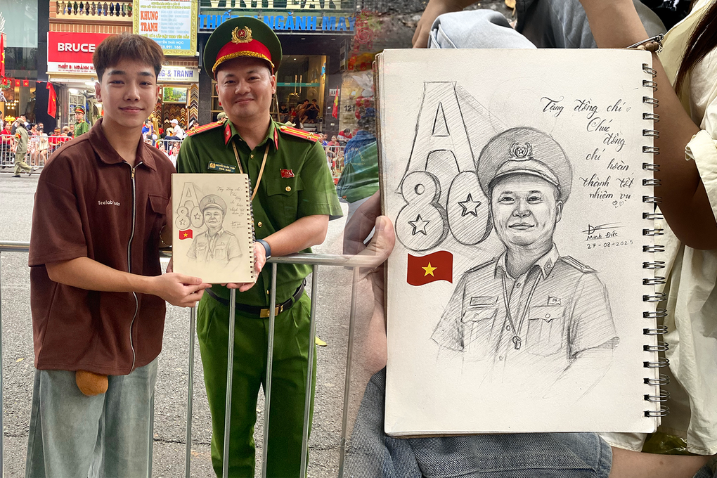 Nam sinh vẽ tranh thần tốc tặng chiến sĩ chờ diễu binh, thành quả bất ngờ - 1 Nam sinh vẽ tranh thần tốc tặng chiến sĩ chờ diễu binh, thành quả bất ngờ - 1