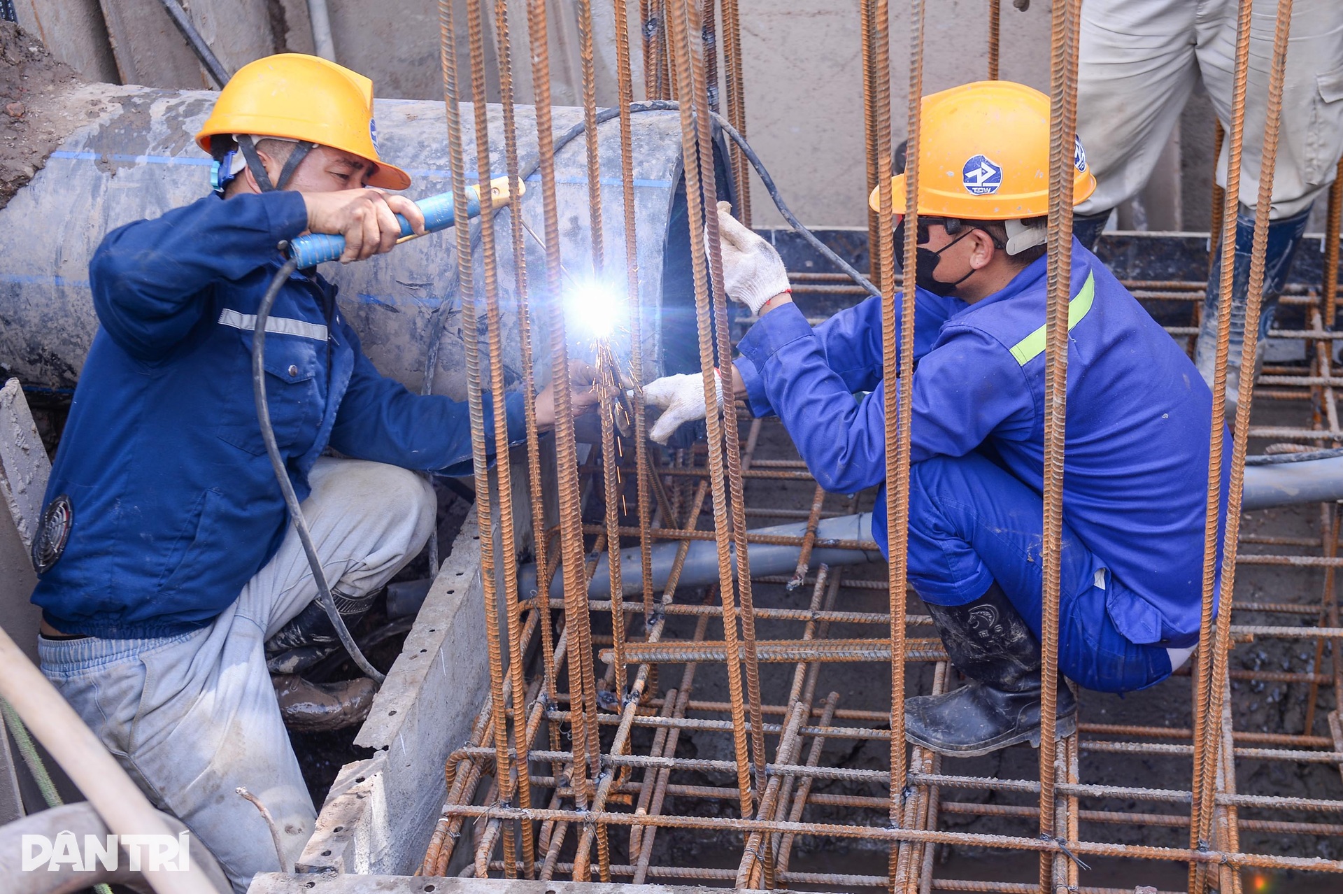 Đẫm mồ hôi mưu sinh dưới cái nắng đỉnh điểm gần 50 độ C ở Hà Nội - 7 Đẫm mồ hôi mưu sinh dưới cái nắng đỉnh điểm gần 50 độ C ở Hà Nội - 7