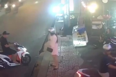 Cô gái gây sự cố “cười ra nước mắt” vì bất ngờ vặn tay ga xe máy