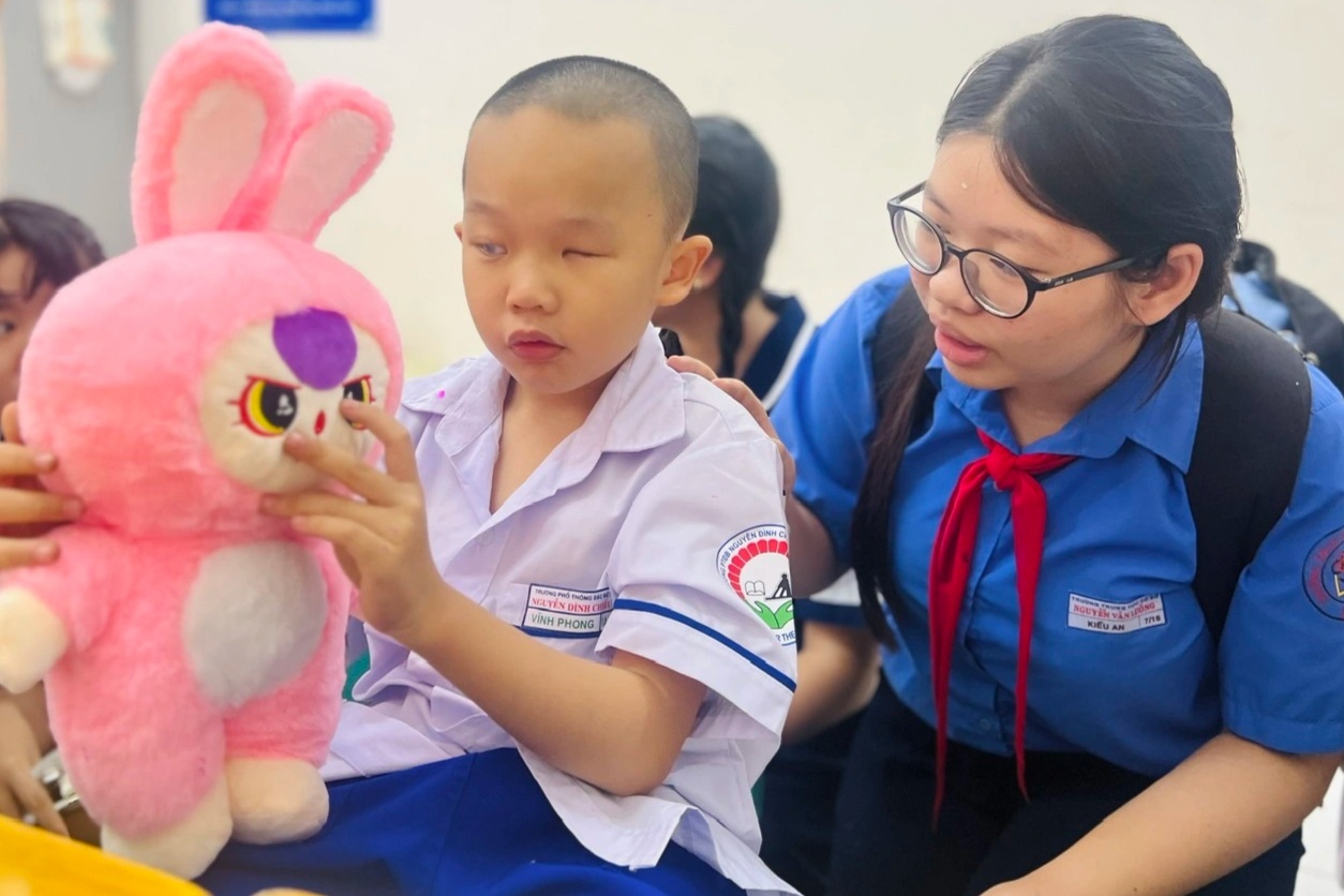 دانشآموز عجیب با بستن چشمها و بو کردن امتحان میدهد - 2 Kỳ lạ học sinh làm bài thi bằng cách… nhắm tịt mắt và ngửi - 2