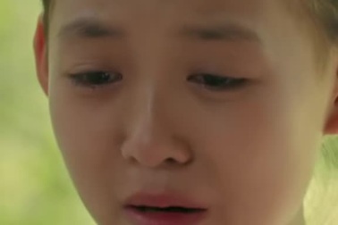 Cảnh Tú khóc nghẹn ngào khi Quyên qua đời trong phim "Cách em 1 milimet"