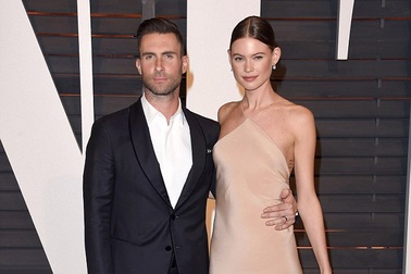 Adam Levine và “thiên thần” nội y đón con gái đầu lòng