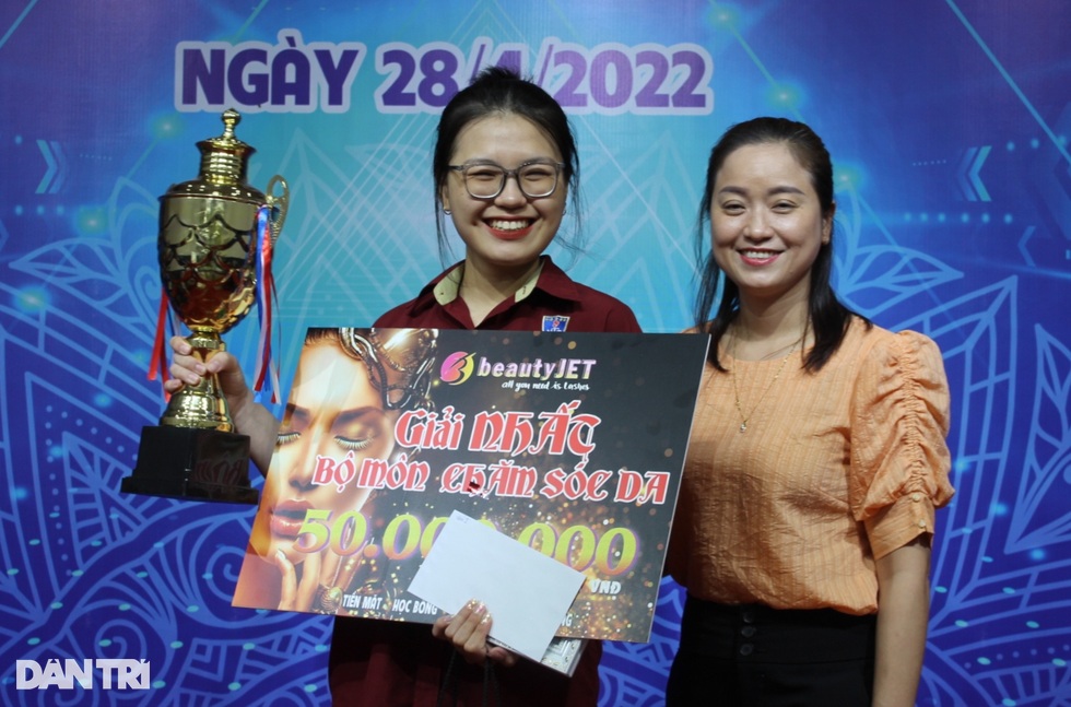 Nữ sinh trường nghề đoạt giải Nhất cuộc thi chăm sóc sắc đẹp - 6 Nữ sinh trường nghề đoạt giải Nhất cuộc thi chăm sóc sắc đẹp - 6