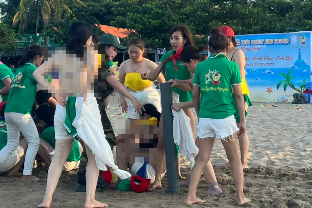Vụ du khách nữ cởi áo ngực chơi team building: Vì giải thưởng khủng? - 2 Vụ du khách nữ cởi áo ngực chơi team building: Vì giải thưởng khủng? - 2