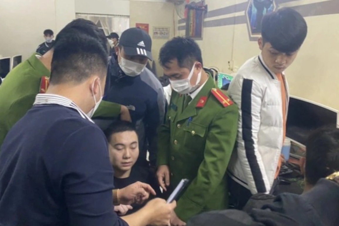 Triệt phá đường dây bán vé máy bay giả cho người Việt Nam ở nước ngoài - 2 Triệt phá đường dây bán vé máy bay giả cho người Việt Nam ở nước ngoài - 2