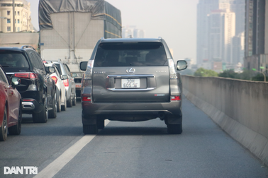 CSGT vừa đi qua, Lexus tạt ngay vào làn khẩn cấp đường Vành đai 3