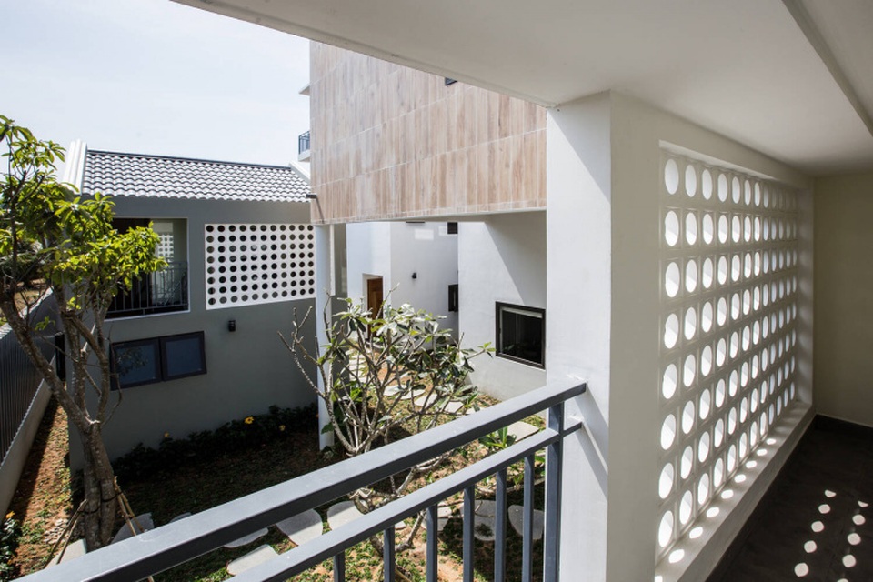 Vợ chồng ở Phú Quốc xây tường “khổng lồ” tránh nắng cho biệt thự “khủng” - 10