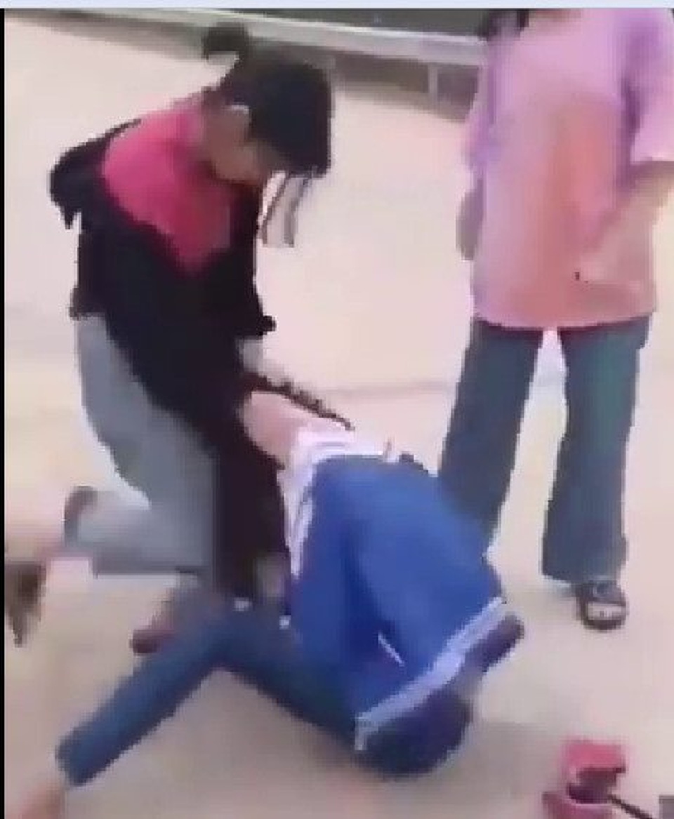 Triệu tập nhóm nữ sinh dùng mũ bảo hiểm đánh bạn - 2 Triệu tập nhóm nữ sinh dùng mũ bảo hiểm đánh bạn - 2