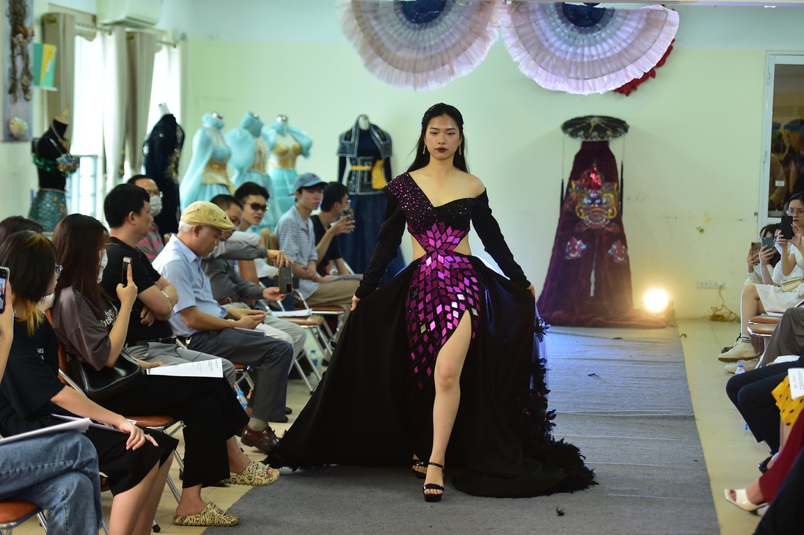 Màn trình diễn thời trang phi giới tính do sinh viên Hà Nội thiết kế - 11