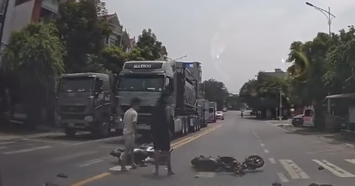 Một bên cắt cua, một bên chạy lấn làn để vượt đèn, hai xe máy lao vào nhau