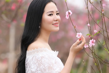 Ca sỹ Phạm Thuỳ Dung khoe dáng bên sắc đào Nhật Tân