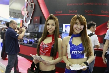 Những bóng hồng đốt nóng Computex 2013 bằng trang phục thiếu vải