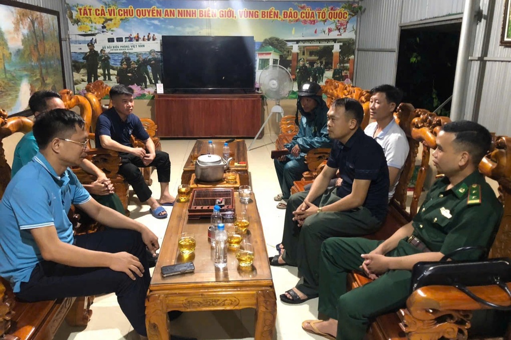 Tàu du lịch chở 34 người bị chìm trên biển trong dông lốc - 2 Tàu du lịch chở 34 người bị chìm trên biển trong dông lốc - 2