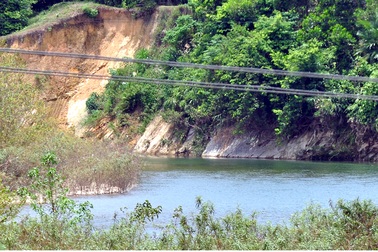 Trượt chân khi lội qua suối, một học sinh tử vong