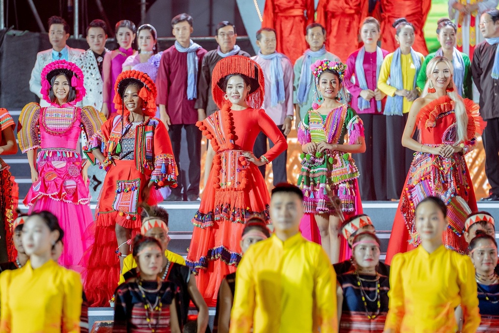 Thí sinh Hoa hậu Du lịch thế giới ra mắt ấn tượng trong trang phục thổ cẩm - 2 Thí sinh Hoa hậu Du lịch thế giới ra mắt ấn tượng trong trang phục thổ cẩm - 2