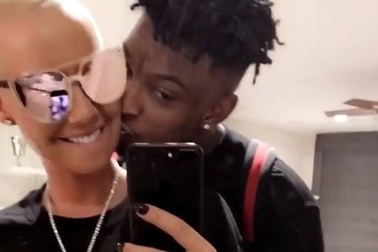 Vũ nữ thoát y tình tứ bên bạn trai kém 12 tuổi