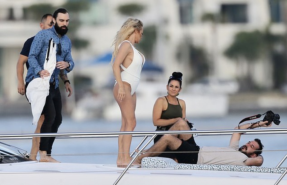 Pamela Anderson vẫn bốc lửa ở tuổi 52 - 4 Pamela Anderson vẫn bốc lửa ở tuổi 52 - 4