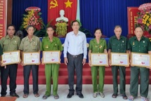 "Biệt đội" vá lộ của các cựu binh U70 được UBND tỉnh Cà Mau tặng bằng khen