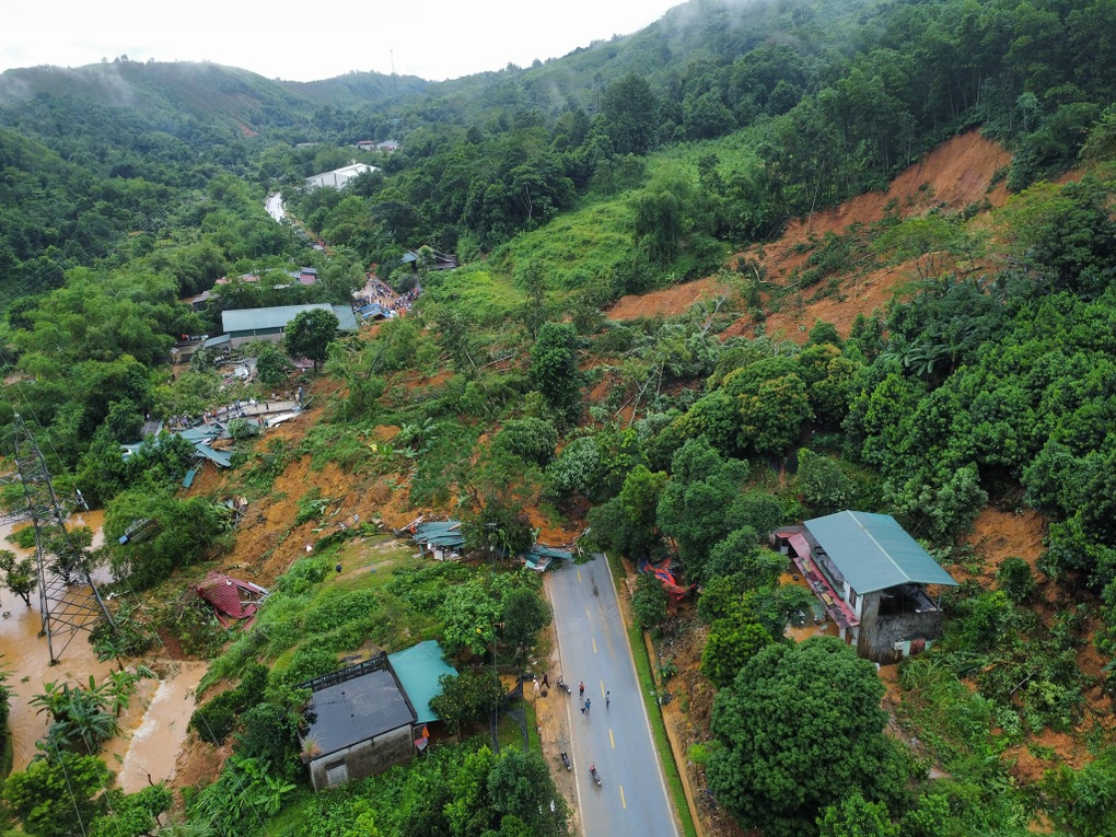 Sạt lở đất nghiêm trọng ở Hà Giang, 10 người bị thương, một người mất tích - 1