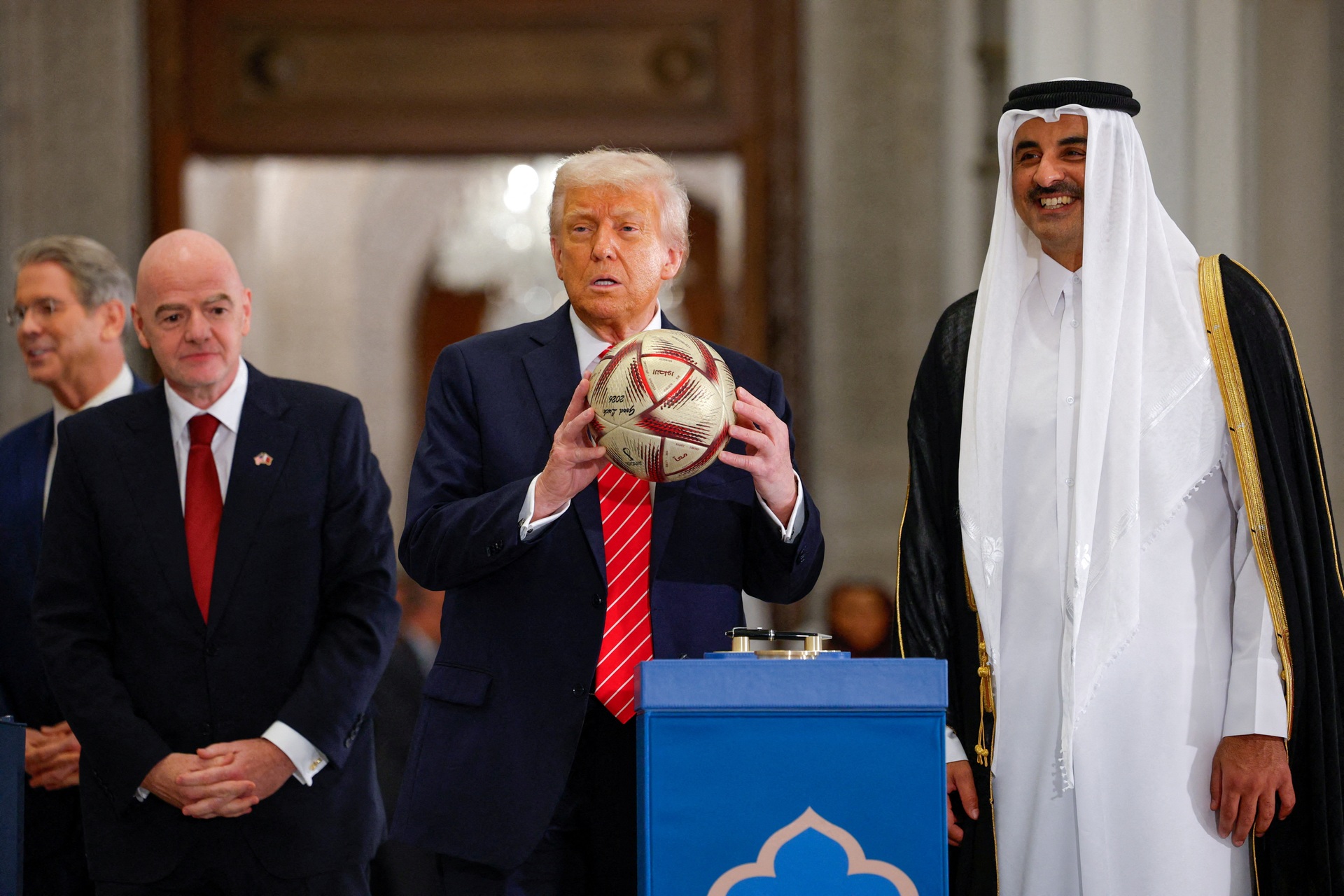 Ông Trump chốt loạt thương vụ 2.000 tỷ USD khi công du Trung Đông - 8 Ông Trump chốt loạt thương vụ 2.000 tỷ USD khi công du Trung Đông - 8