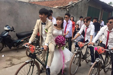 Thú vị đám rước dâu bằng "ngựa sắt Thống Nhất" ở Hà Nội