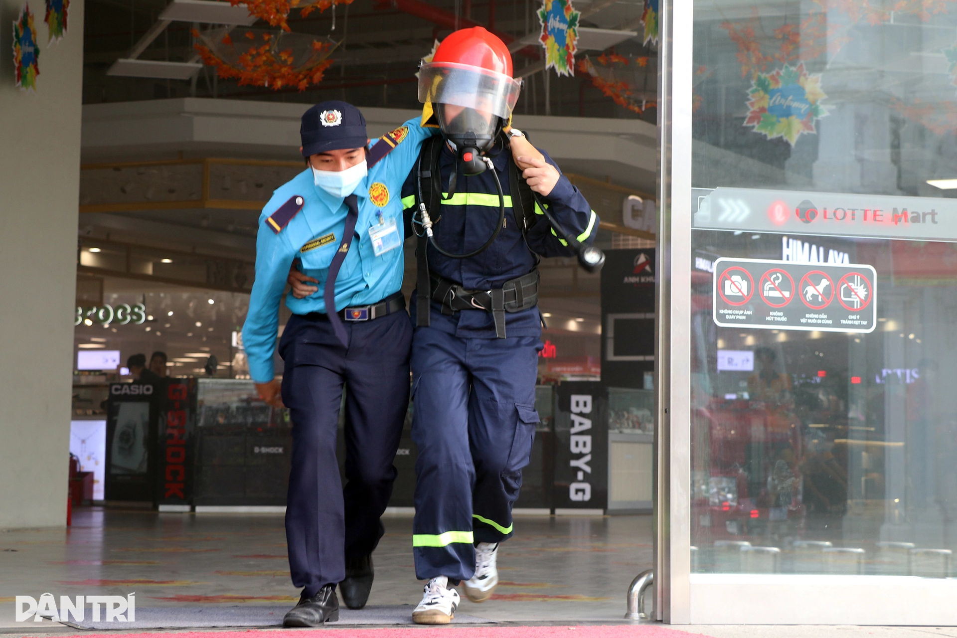 Tình huống cháy trung tâm thương mại hiện đại nhất Nghệ An do hàn xì - 11