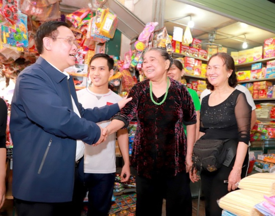 Phó Thủ tướng Vương Đình Huệ bất ngờ đi chợ khảo sát giá cả ngày 30 Tết - 3 Phó Thủ tướng Vương Đình Huệ bất ngờ đi chợ khảo sát giá cả ngày 30 Tết - 3