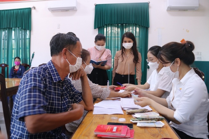 Đại diện lãnh đạo Sở LĐ-TB&XH tỉnh Thừa Thiên Huế trực tiếp kiểm tra công tác chi trả trong ngày đầu áp dụng hình thức mới