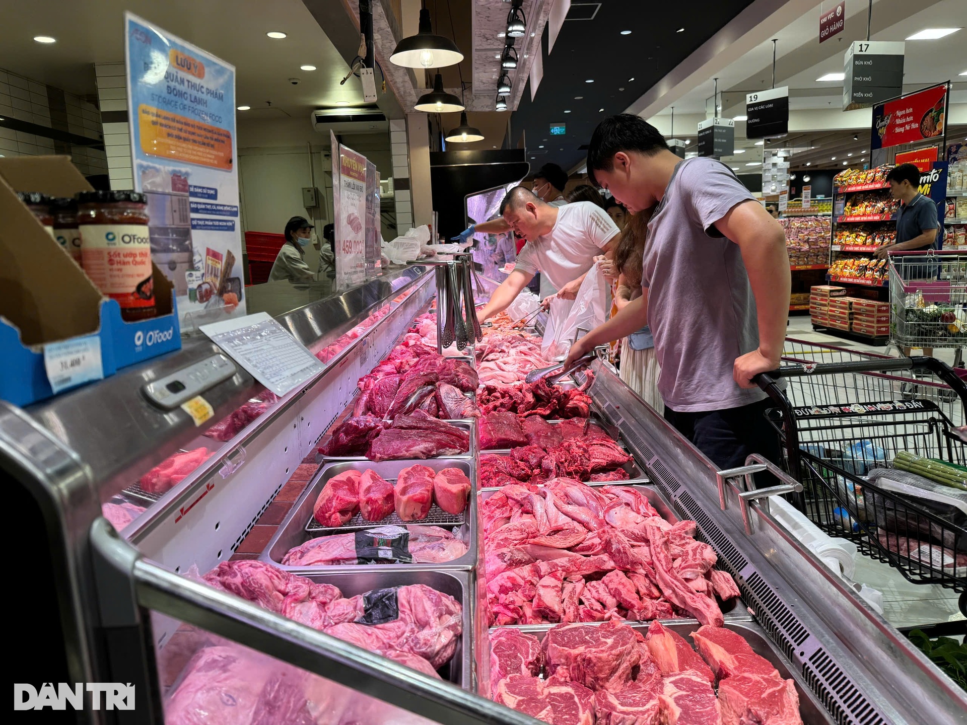 Rau, thịt dồi dào ở chợ, siêu thị Hà Nội: Hết cảnh chen chúc mua hàng - 6 Rau, thịt dồi dào ở chợ, siêu thị Hà Nội: Hết cảnh chen chúc mua hàng - 6