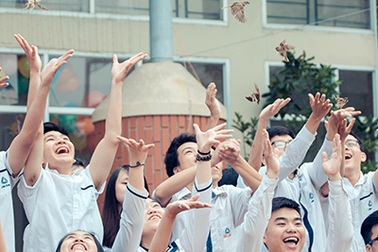 Học sinh lớp 12 Lương Thế Vinh thả chim phóng sinh ngày chia tay